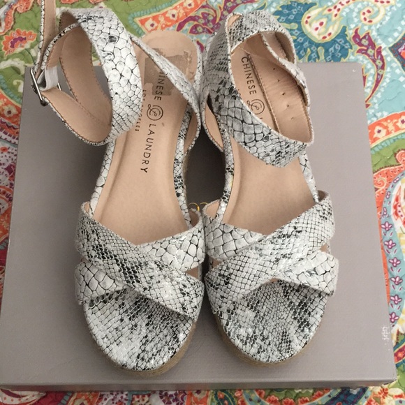 Black and white snake print pattern sandals. - Picture 4 of 5